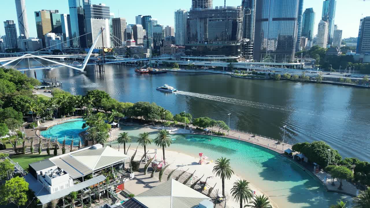 브리즈번 시의 사우스 뱅크 해변과 공원의 드론 샷