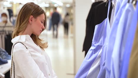 mujer comprando ropa en una tienda de moda