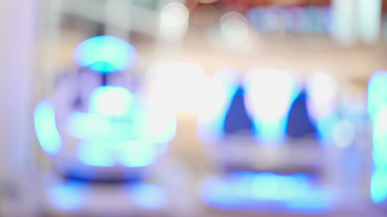 다채로운 밝은 불빛이 흐릿한 초점에서 박이는 엔터테인먼트 센터 밝은