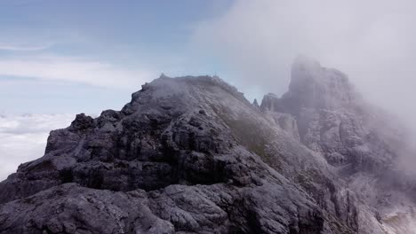 Luftflug-Durch-Epische-Steile-Felsige-Berggipfel,-An-Nebligen-Tagen,-Wolken-Um-Den-Gipfel,-Epische-Drohnenlandschaft