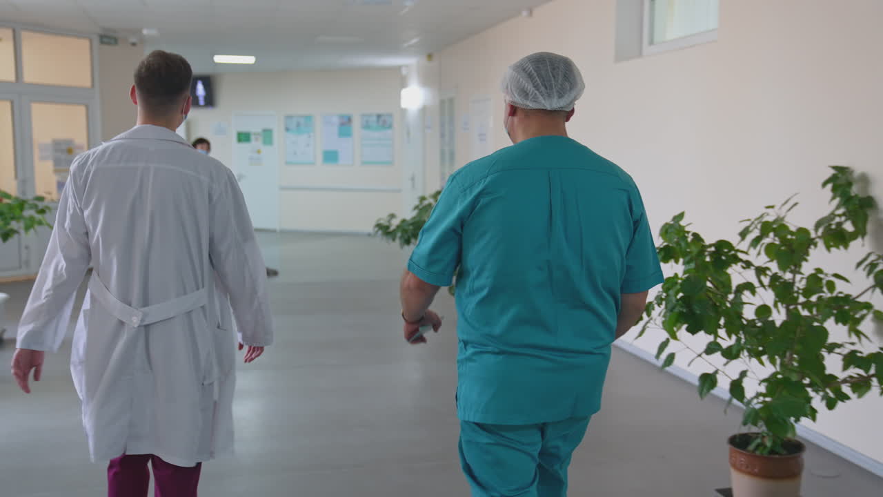 Dottore che cammina nel corridoio dell'ospedale. Medici uomini che camminano lungo il corridoio dell'ospedale.