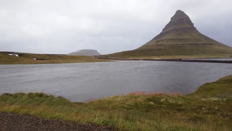 la montaña kirkjufell en grundarfjörður, islandia - toma amplia