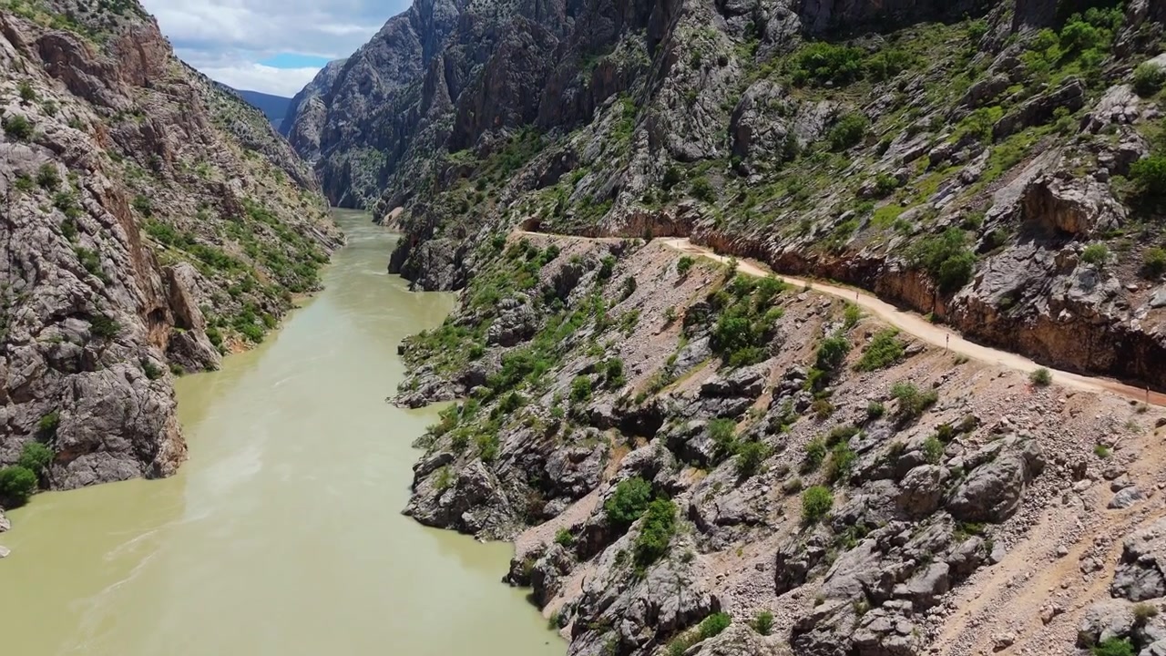 Ripresa con drone che segue il corso del fiume Karasu con il leggendario Canyon della Strada di Pietra intagliato a mano a Kemaliye, Turchia