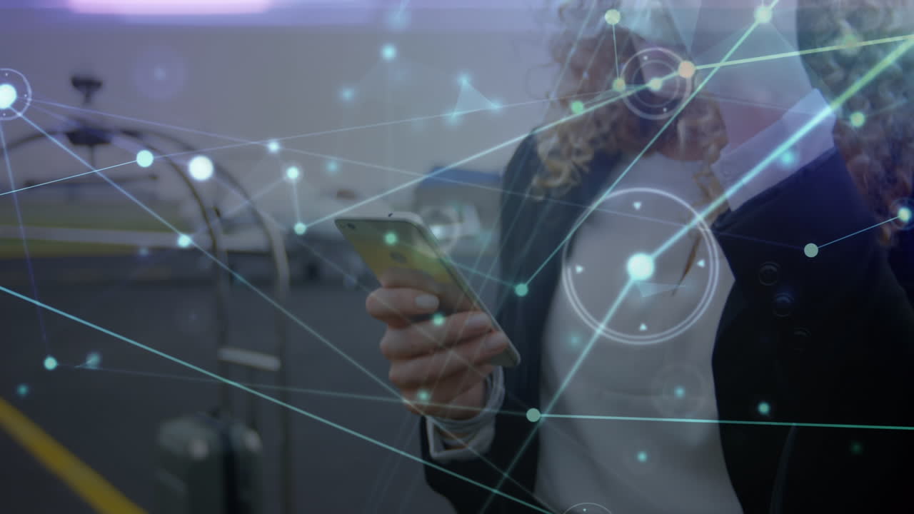 animación del procesamiento de datos sobre una mujer de negocios caucásica que usa un teléfono inteligente