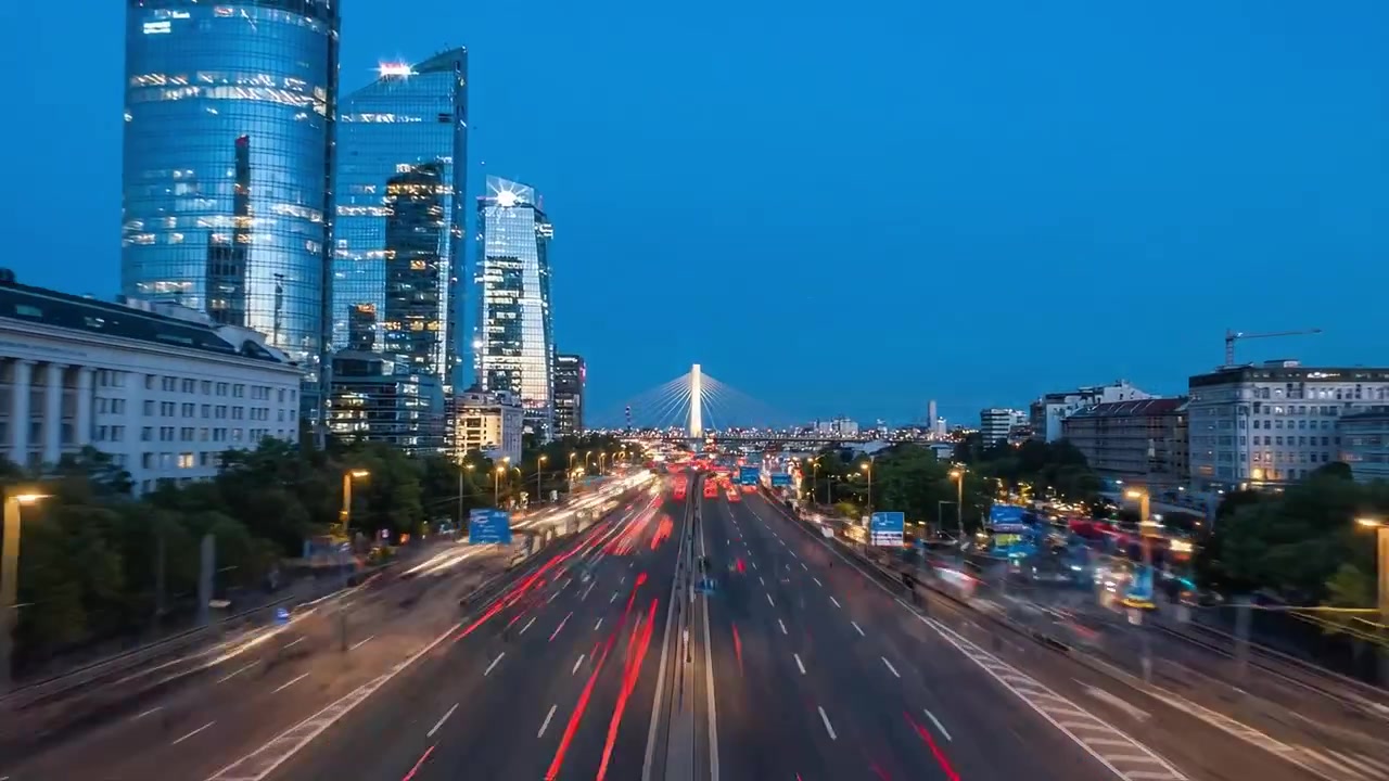 Trasformazione urbana scenografica: Un viaggio dall'alba al tramonto su un bellissimo ponte cittadino che mostra paesaggi mozzafiato e una vivace vita notturna in un contesto urbano.