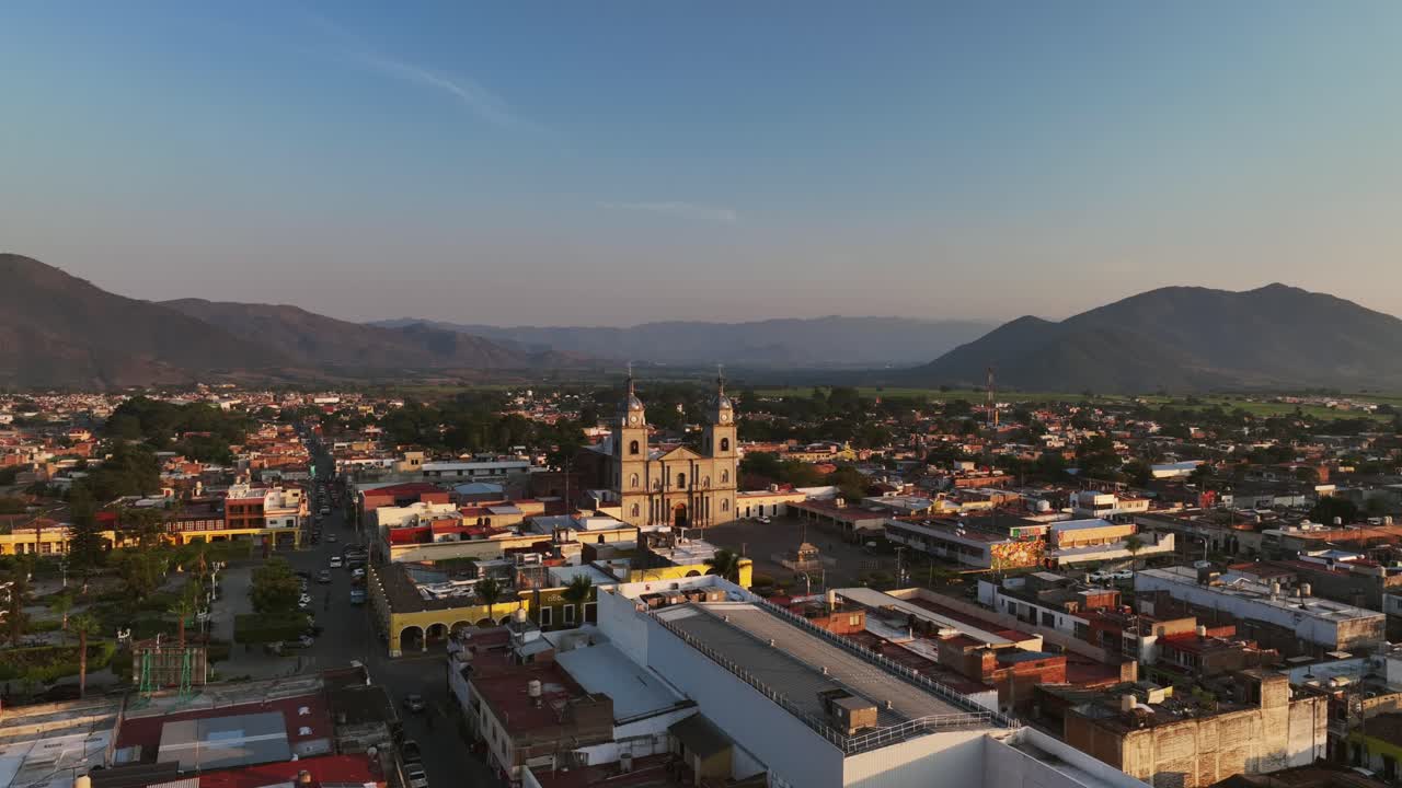Centro da cidade com a Catedral em Tuxpan, Jalisco, México
