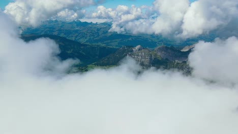 vuelo cinemático entre nubes y montañas