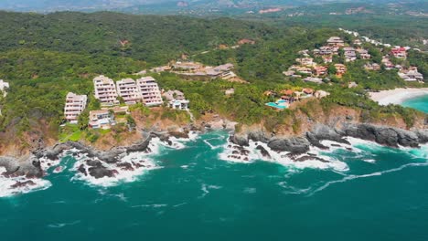 orilla del mar en ixtapa con un drone