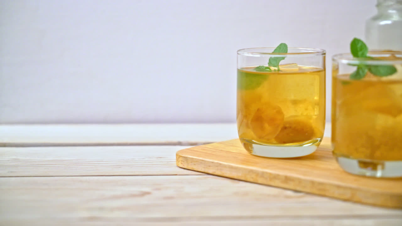 얼음과 민트를 넣은 중국 매실주스