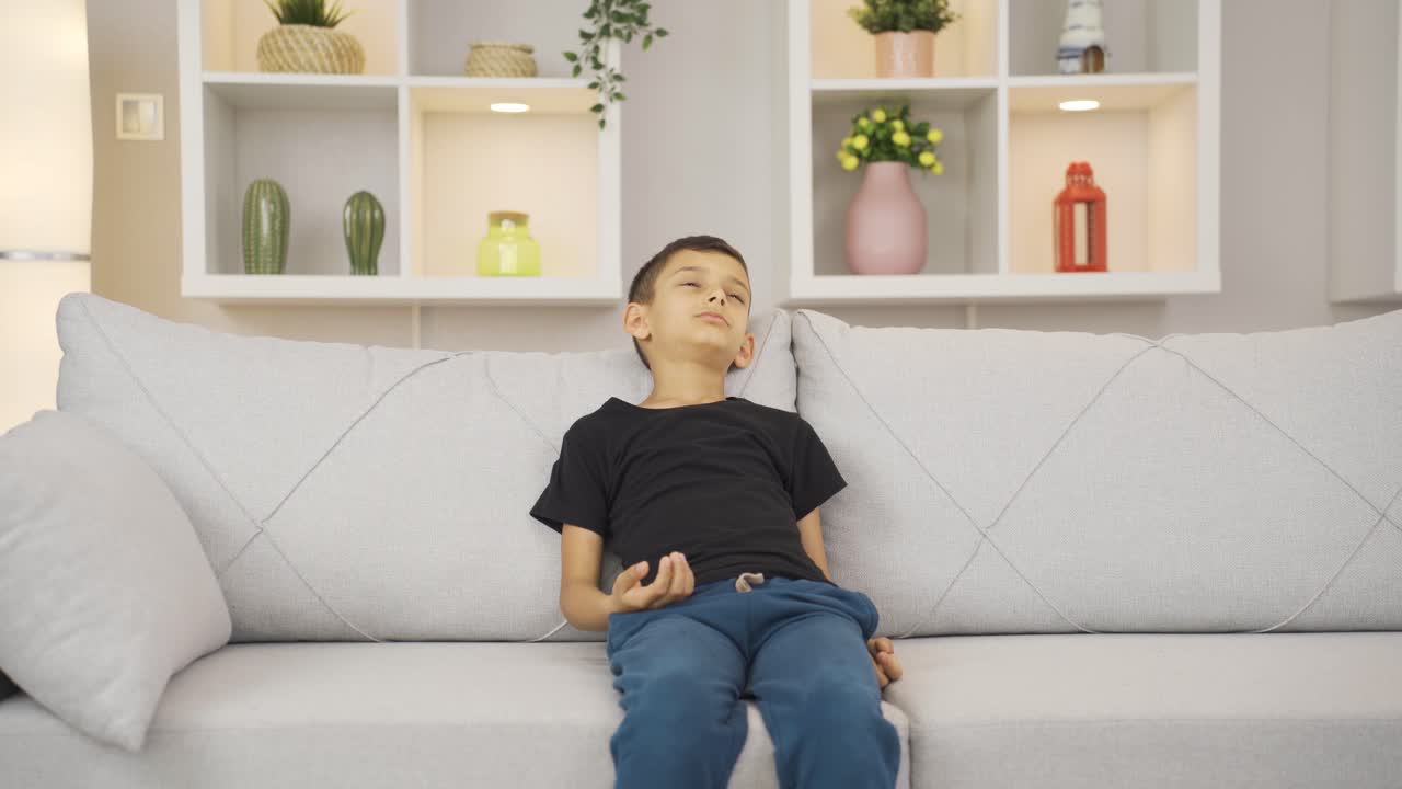 피곤하고 아픈 소년.