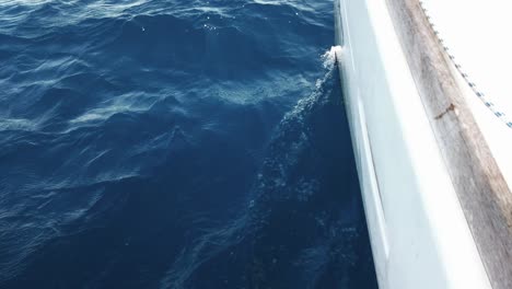 Blick-Auf-Ein-Blaues,-Leicht-Dunkles-Und-Welliges-Meer-Von-Einer-Ruhigen-Weißen-Segelyacht-An-Einem-Sonnigen-Sommertag