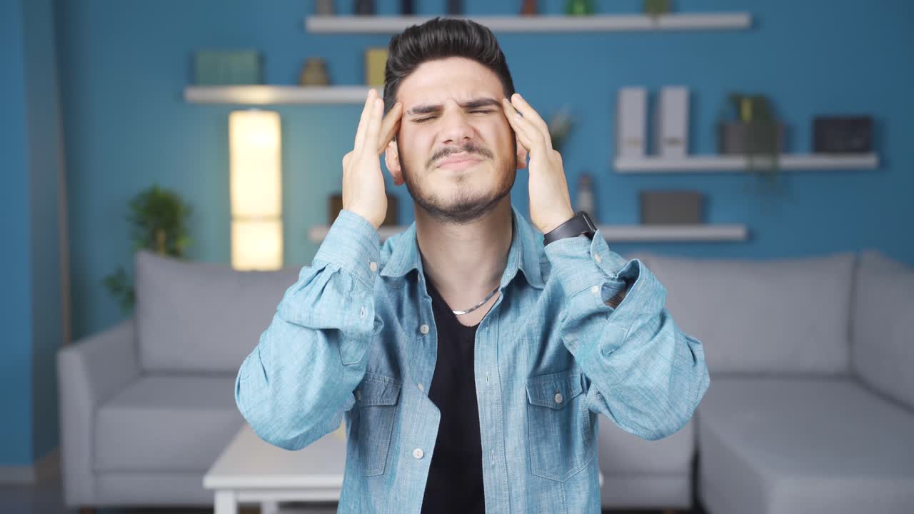 joven que sufre de dolor de cabeza.