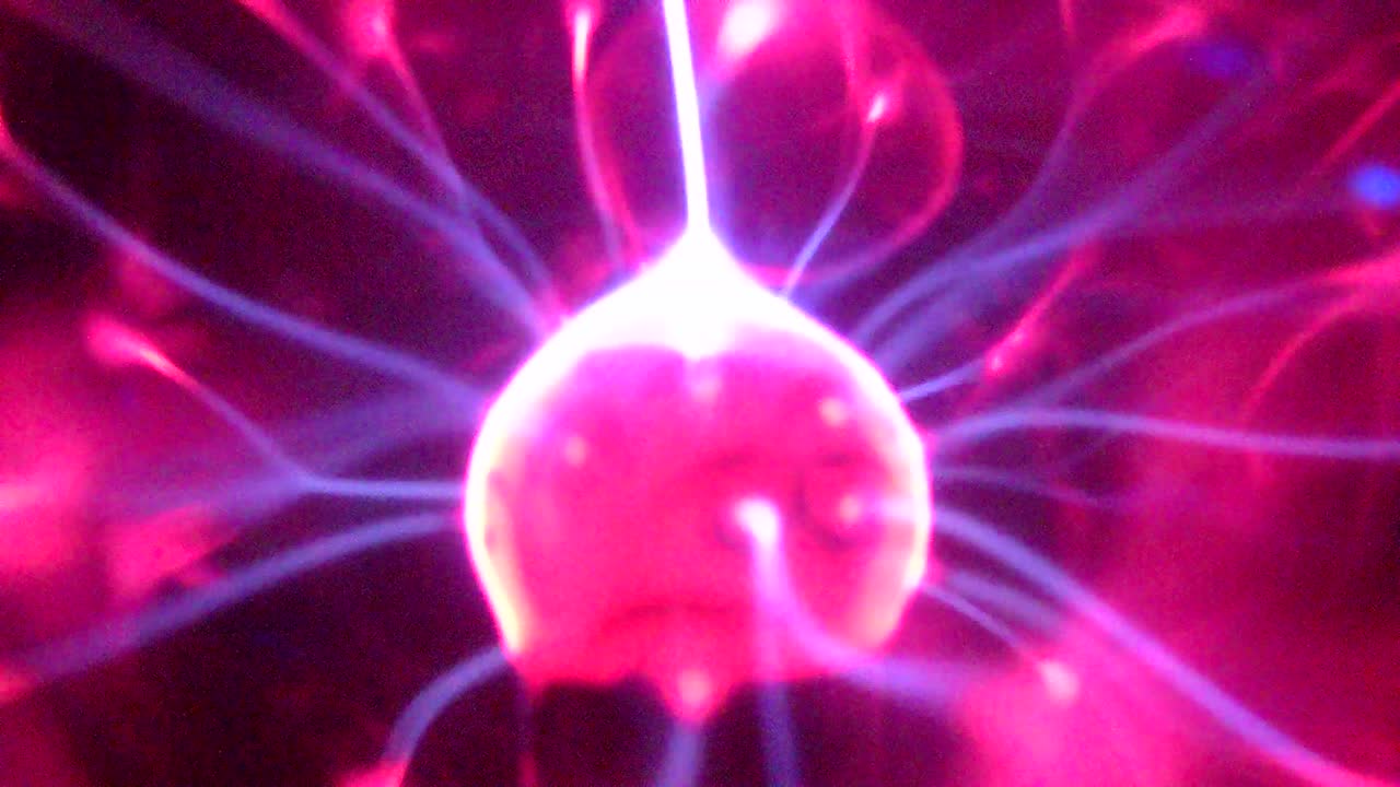 los rayos golpean en una bola