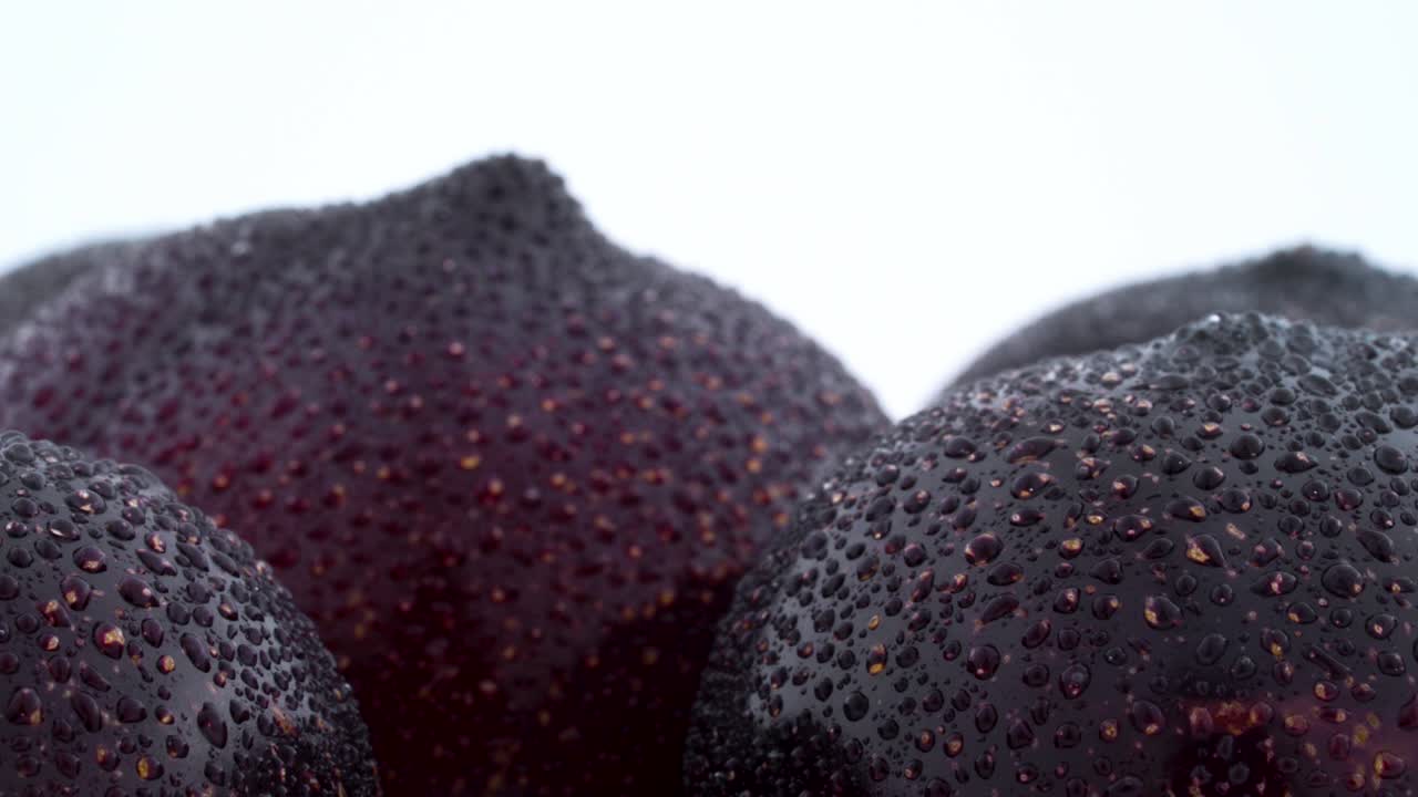 물방울과 함께 몇 개의 성숙한 보라색 의 상부 부분의 매크로 촬영, 백색 배경에 고립 된 회전 테이블에서 천천히 회전.