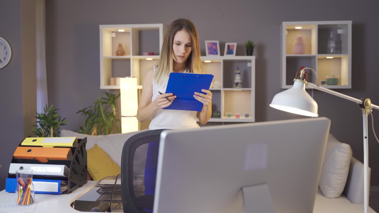 la mujer está ensayando para un proyecto de presentación.