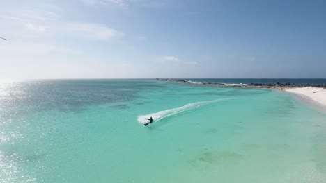 Kiteboard-Instructor-Give-Direcciones-From-Shore-Beach-To-Man,-Los-Roques-Venezuela