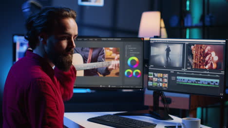 editor de video usando un teléfono inteligente para filmar tutorial sobre cómo pulir las imágenes en bruto