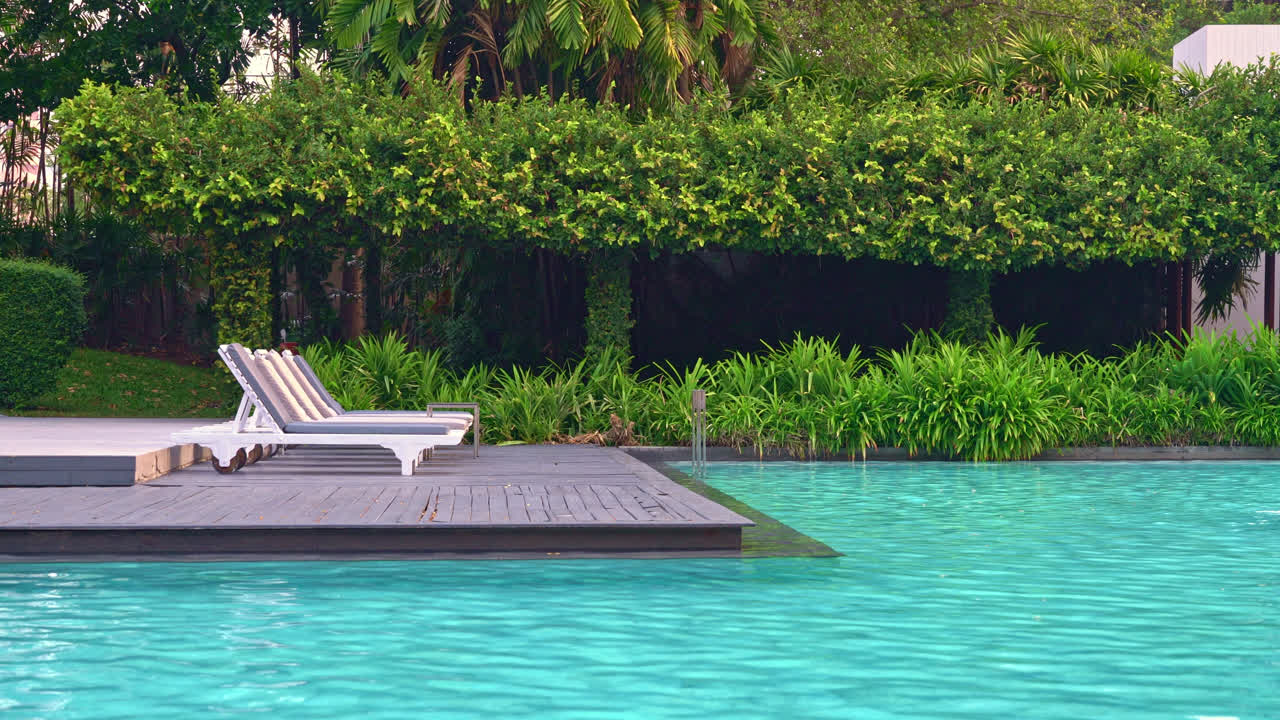 stol i poolen omkring swimmingpoolen på hotellet