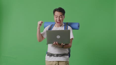 노트북을 가진 행복한 여행자