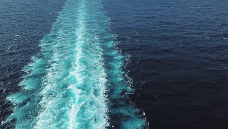 el barco se despierta en el océano.
