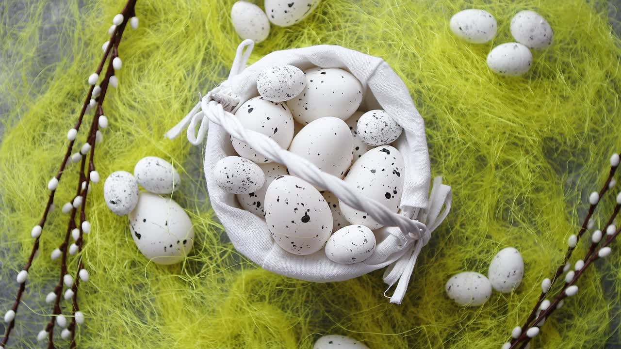 둥지와 봄 노란 잔디에 부활절 흰색 점선 계란