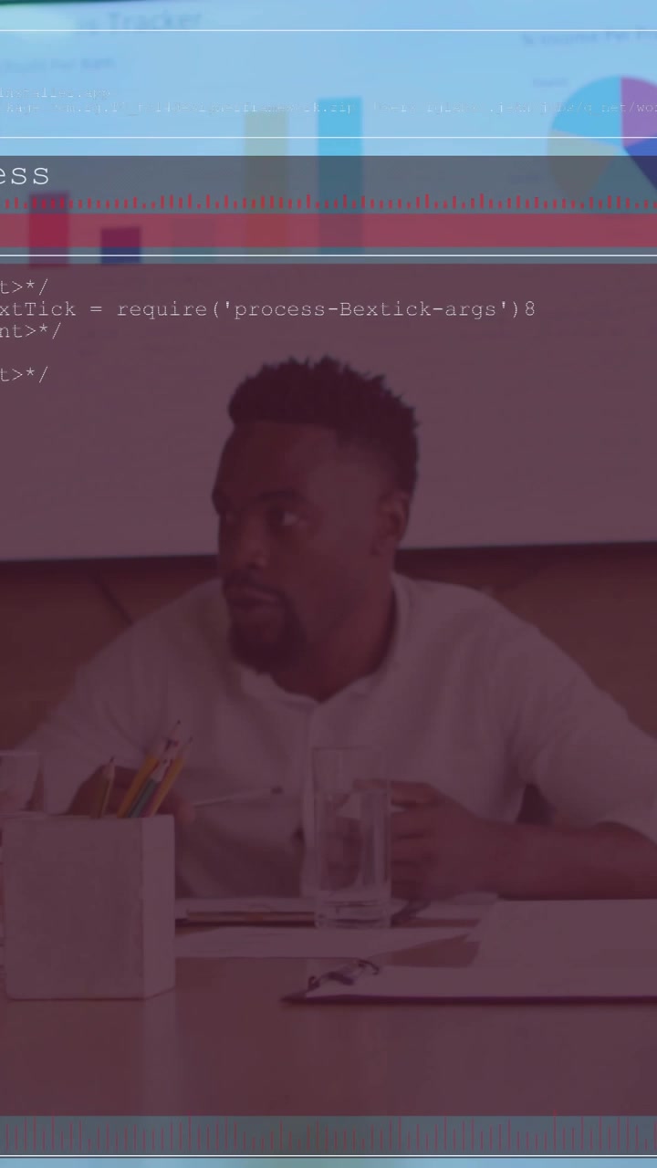 Video vertical: Hombre gesticulando hacia documentos en una reunión de negocios, superposición de datos cubriendo la pantalla para análisis
