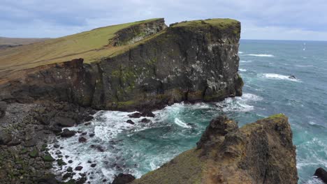 Die-Atemberaubende,-Zerklüftete-Küste-Von-Valahnúkamöl-In-Island-Mit-Einer-Dramatischen-Klippe,-Die-über-Einer-Bucht-Thront