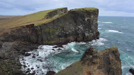 la impresionante y escarpada costa de valahnúkamöl en islandia con un espectacular acantilado que se eleva sobre una bahía