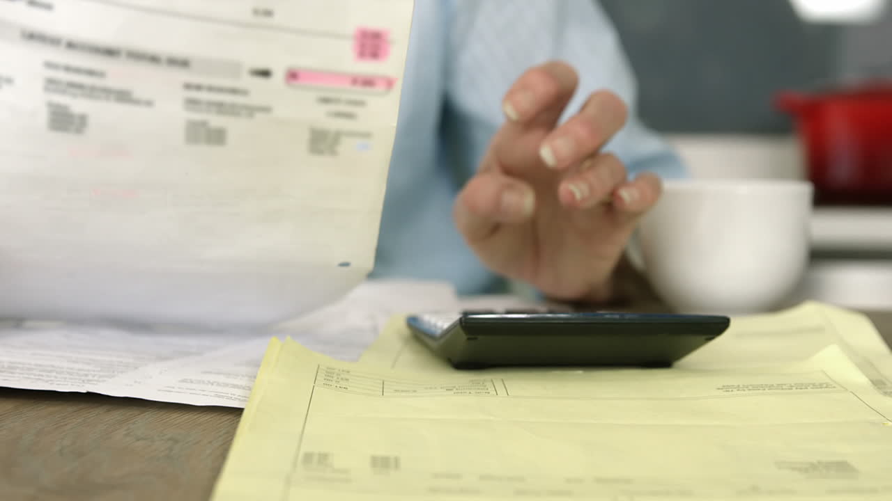 una persona que controla una factura