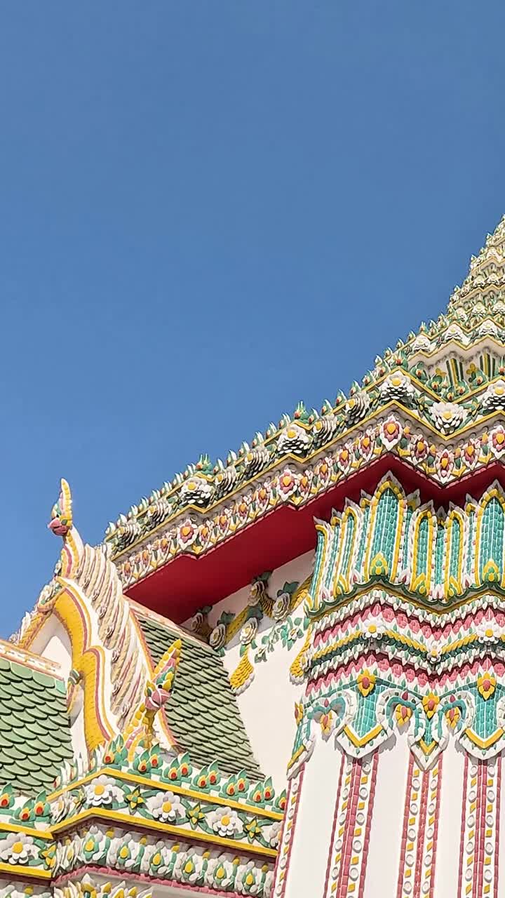 은 파란 하늘 아래 다채로운 사원 구조물