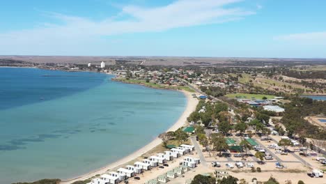 Excelente-Toma-Aérea-De-La-Bahía-Rayada-Y-Su-Pueblo-En-La-Costa-De-La-Península-De-Eyre,-Sur-De-Australia