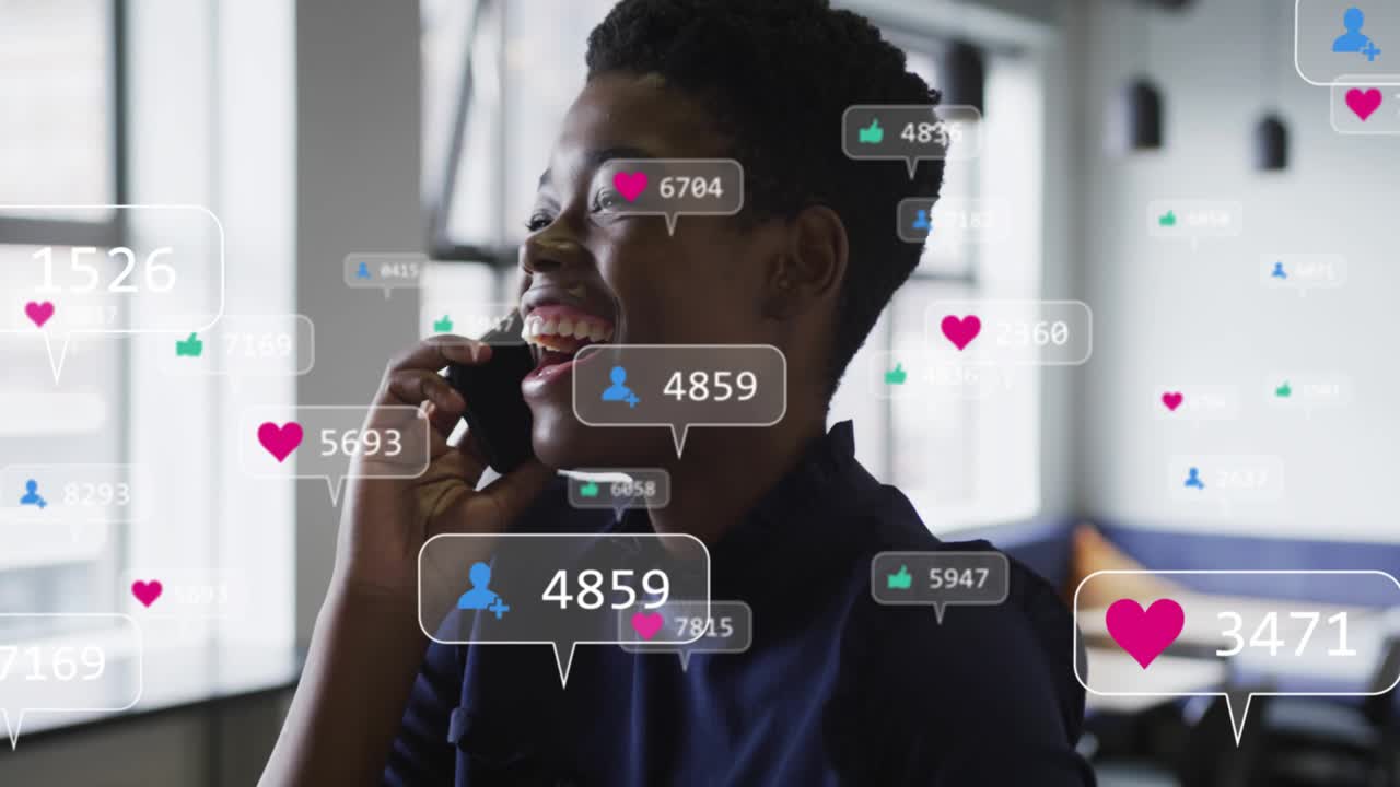 Markedsfører taler i smartphone på kontoret, der øger følgerantal og hjerteikoner, der fremkalder et smil