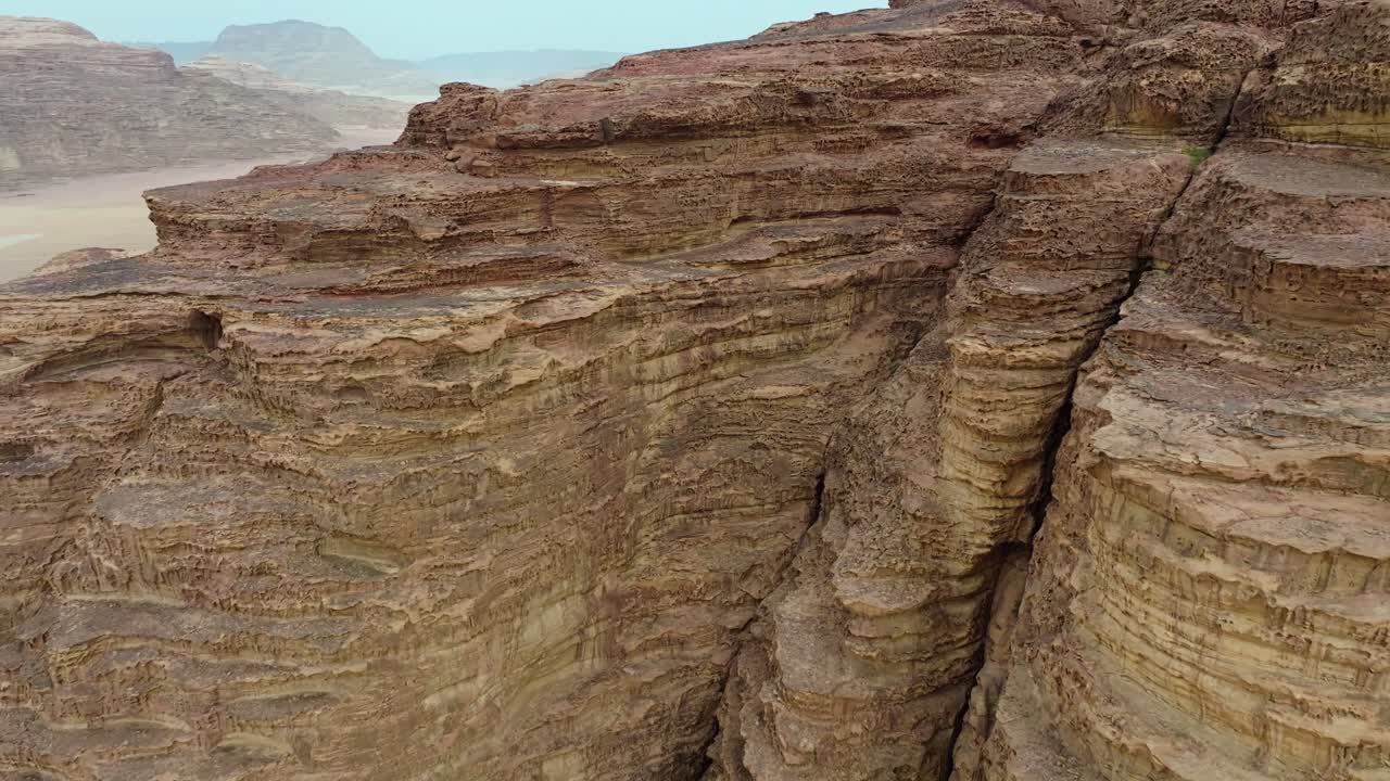 detalle de una roca de arenisca estriada en las montañas del área protegida de wadi rum, jordania, oriente medio