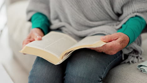 primer plano, manos y mujer mayor leyendo la biblia