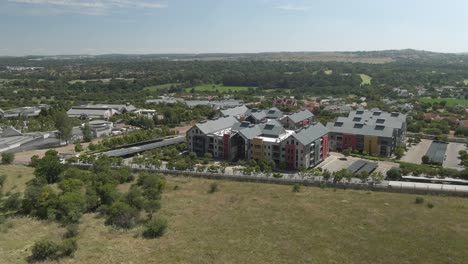 imágenes de drones de un parque de oficinas y un centro comercial en un área del cinturón verde