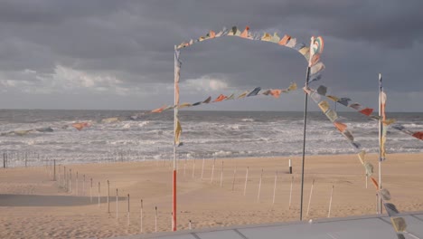 Fahnen-Wehen-Am-Strand-Von-De-Haan