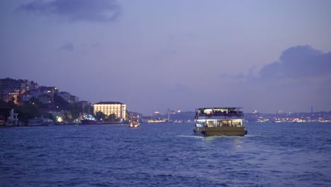 Fähre,-Die-Nachts-Passagiere-Im-Bosporus-Befördert.