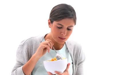 Mujer-Sonriente-Comiendo-Una-Ensalada-De-Frutas