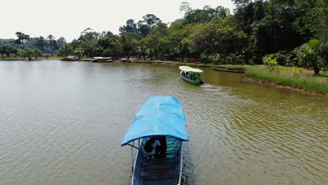 Video-Lento-Y-Tranquilo-De-4k-Durante-El-Día-Con-Dos-Botes-Flotando-En-Direcciones-Opuestas-En-La-Laguna-De-Los-Milagros-En-Tingo-Maria,-Perú