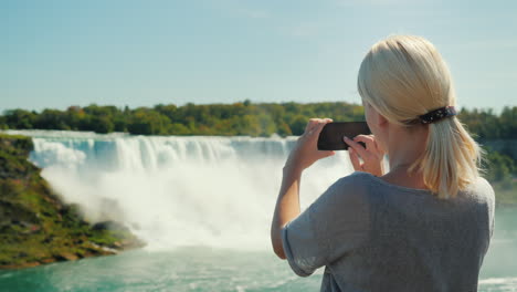 frau fotografiert niagarafälle