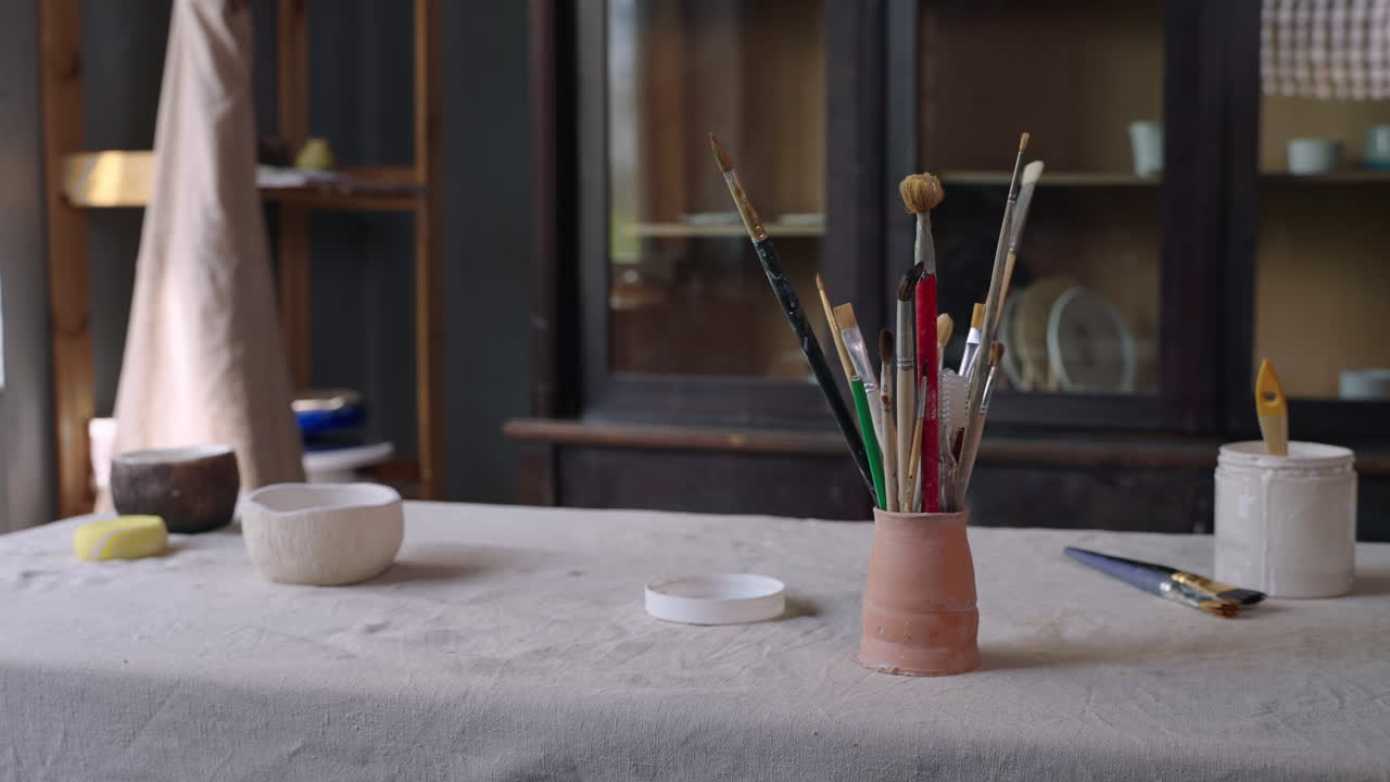 페인트 브러쉬 와 도자기 용품 을 가진 미술 스튜디오