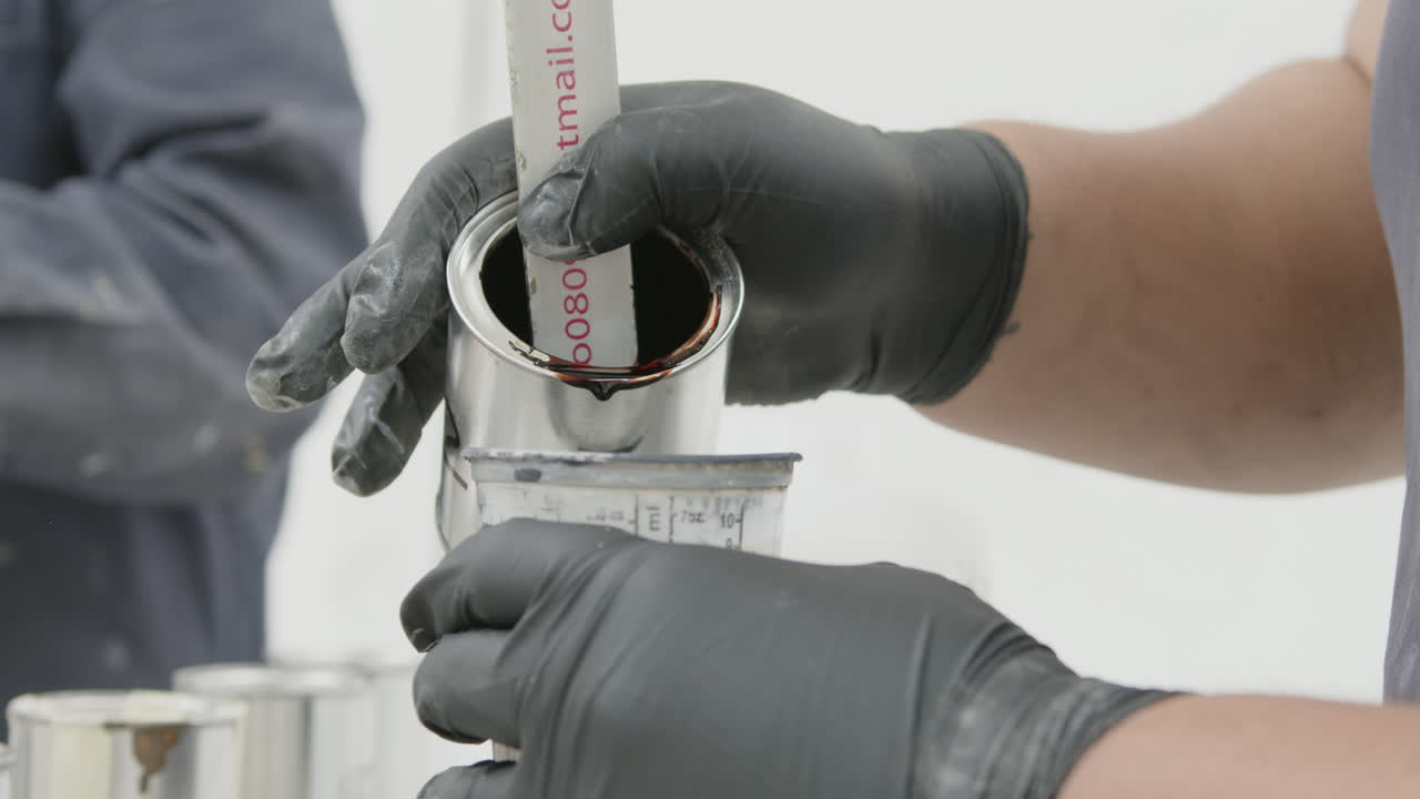 hombres mezclando y preparando pintura negra