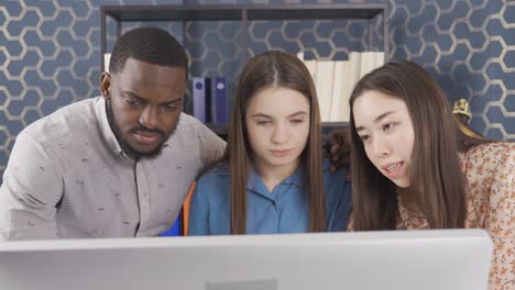 colegas multirraciales que trabajan en proyectos de colaboración en la oficina y tormenta de ideas sobre temas. diferentes razas y concepto de etnia.