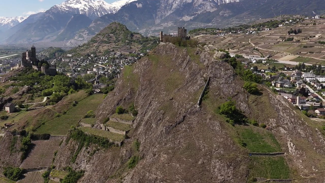 Rovine del Castello di Tourbillon a Sion, Svizzera, nella Valle del Rodano, paesaggio naturale aereo ripreso con drone