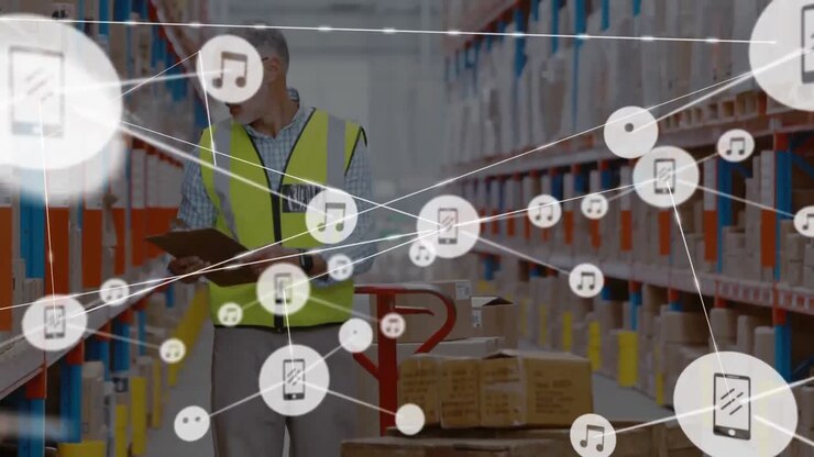 Rete di icone digitali con supervisore maschio anziano con un blocco per appunti che controlla le scorte in magazzino.