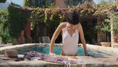 mujer sexy nadando en la piscina en una hermosa villa de vacaciones disfrutando del sol bronceado hermosa turista femenina en vacaciones de verano con bikini 4k imágenes