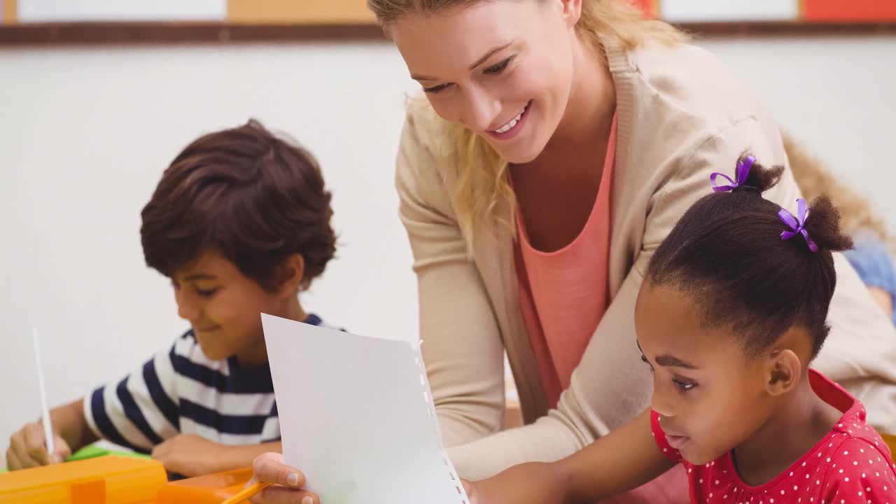 animación de una maestra de escuela sonriente ayudando a los niños en el aula de la escuela