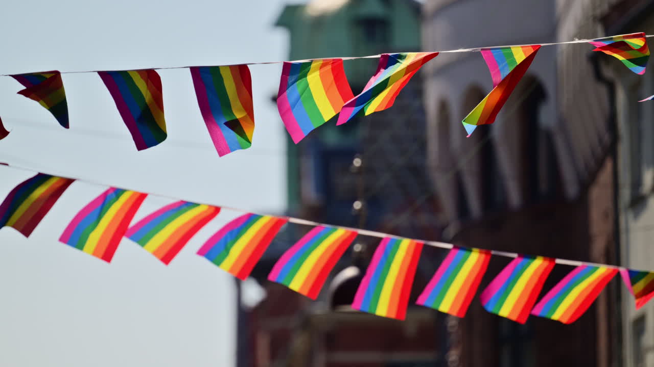 Bandiere arcobaleno appese sopra le teste che celebrano la comunità e l'inclusione durante un evento. Copenaghen, Danimarca