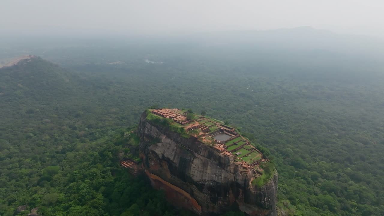 Panorama aereo dello Sri Lanka della fortezza rocciosa di Sigiriya con giungla nebbiosa, laghi e campagna che si estendono in lontananza