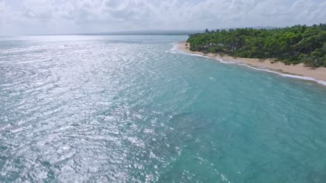 fotografía aérea hacia adelante sobre la playa de punta bergatín, puerto plata, mostrando el sitio para el nuevo hotel hyatt zilara